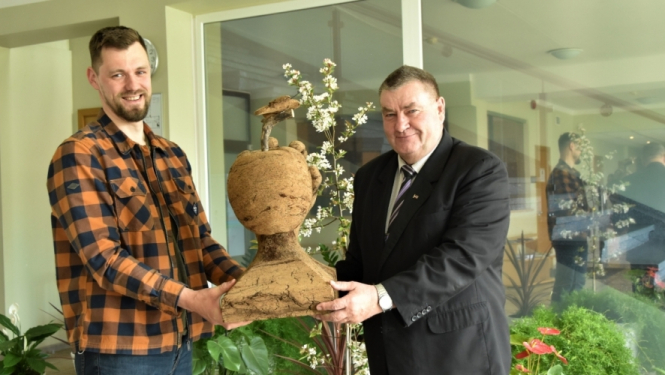 Pašvaldība dāvinājumā saņēmusi mākslas darbu no kūdras