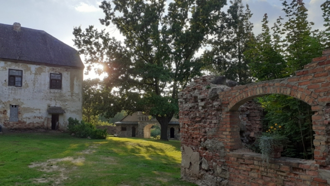 Bramberģes muižā restaurēs koka logus