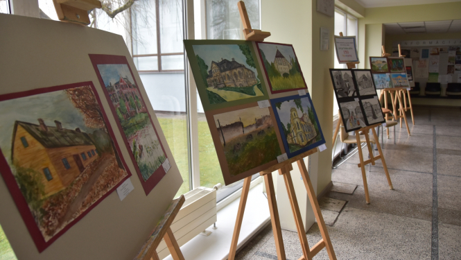 Skolēnu mākslas darbu izstāde