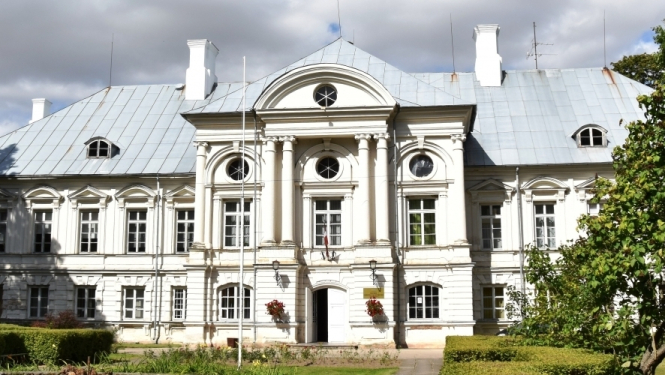 Zaļenieku muižā turpināsies logu restaurācijas