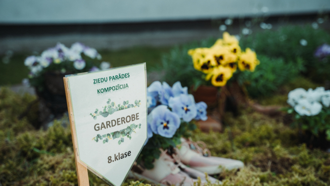 Ziedu parāde Platones skolā