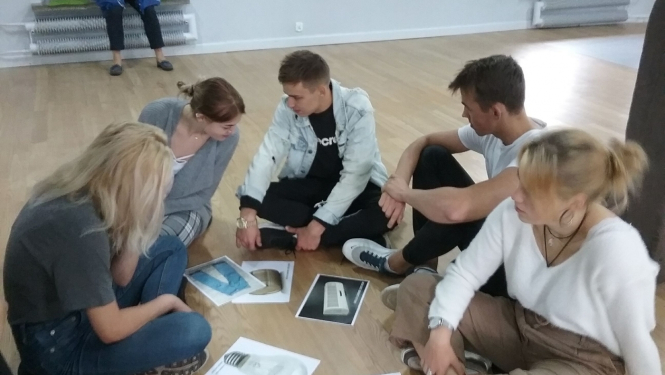 Dalībnieku grupas bilde, pildot aktivitāti