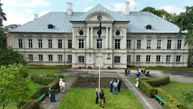 Paceļ Zemgales karogu