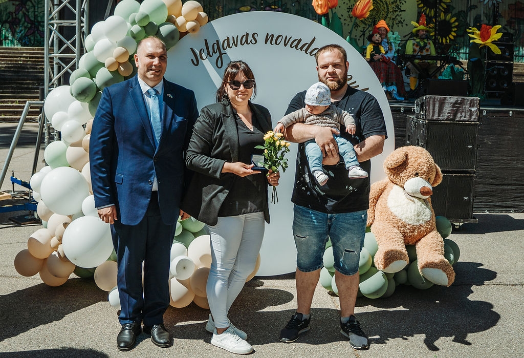 Sveic jaundzimušo novadnieku ģimenes