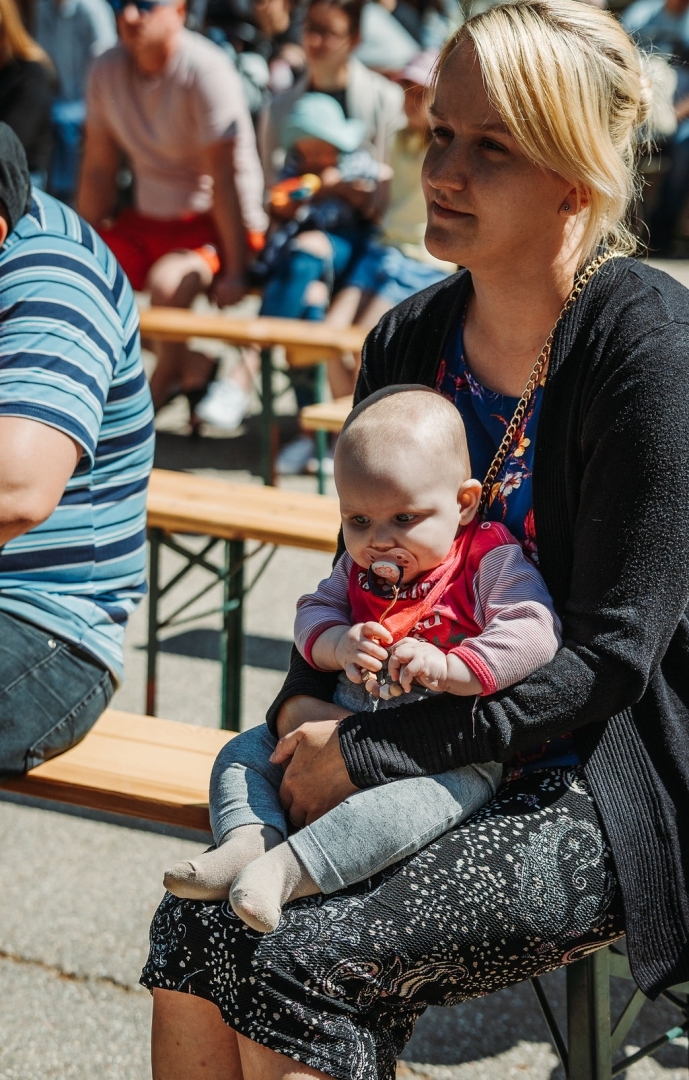 Sveic jaundzimušo novadnieku ģimenes