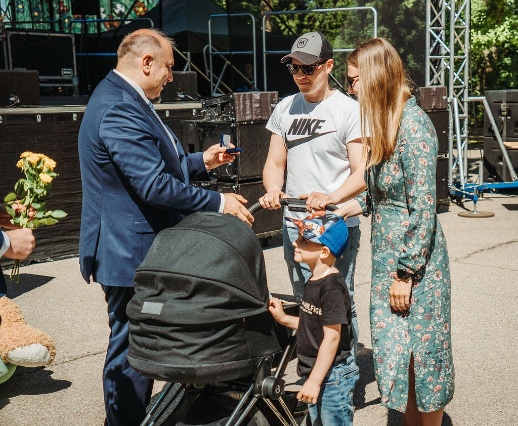 Sveic jaundzimušo novadnieku ģimenes