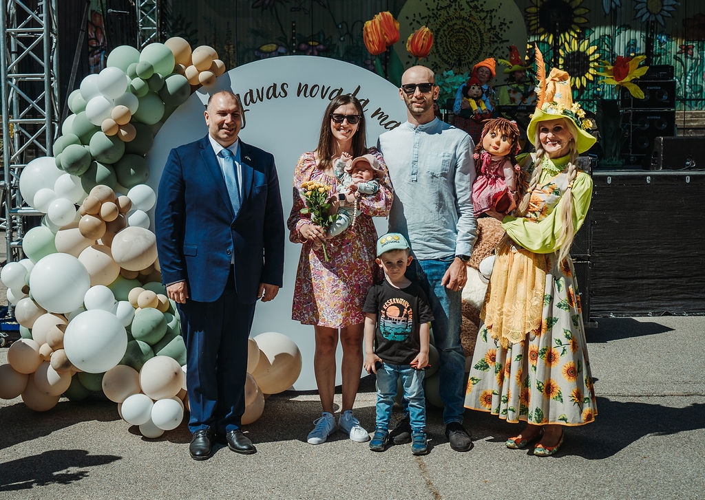 Sveic jaundzimušo novadnieku ģimenes