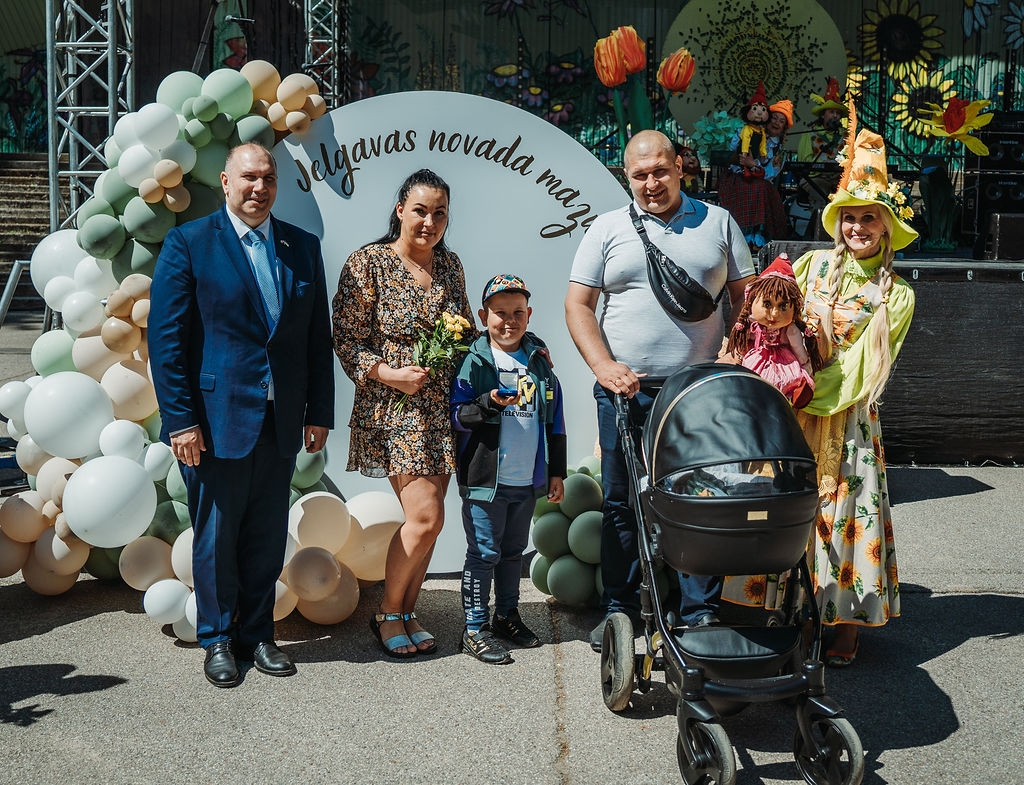 Sveic jaundzimušo novadnieku ģimenes