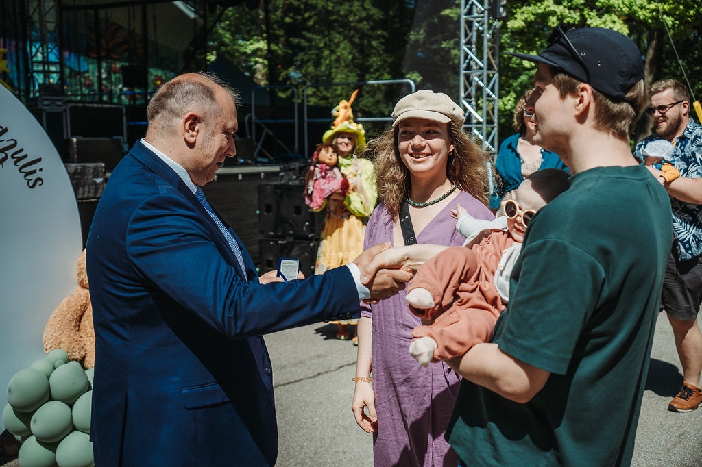 Sveic jaundzimušo novadnieku ģimenes