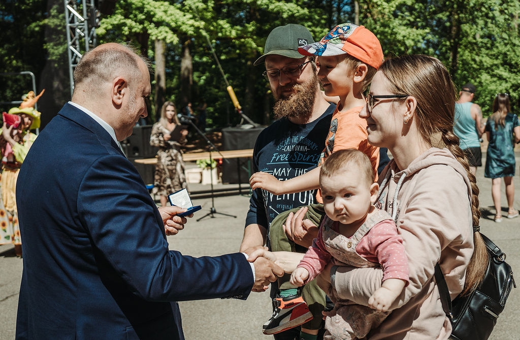 Sveic jaundzimušo novadnieku ģimenes