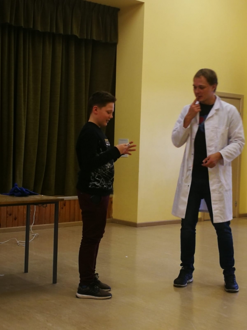 Izglītojamo individuālo kompetenču attīstības projektā Jelgavas novada skolās norisinājās pasākums “Zinātniskais teātris”