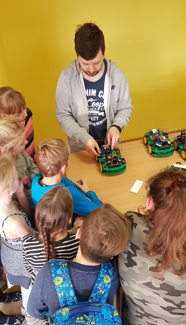 Izglītojamo individuālo kompetenču attīstības projektā Jelgavas novada skolās norisinājās pasākums “Uzbūvē savu robotu”