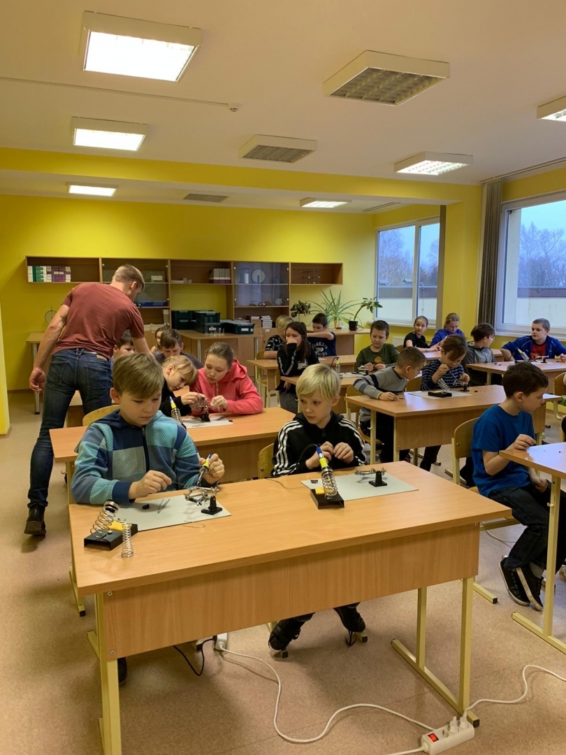 Jelgavas novada skolu audzēkņi apgūst prasmes elektronikas un mehatronikas jomā