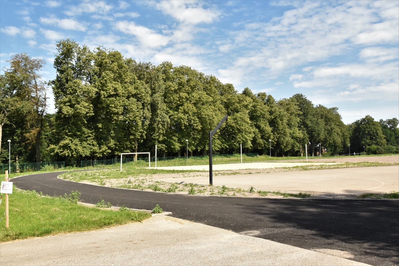 SPORTA LAUKUMA LABIEKĀRTOŠANA ZAĻENIEKU CIEMĀ PIE ZAĻENIEKU PAMATSKOLAS