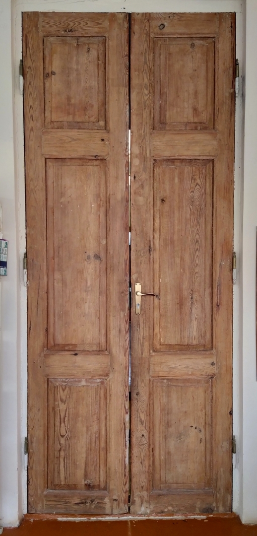 Noslēgusies divviru koka iekšdurvju un durvju virsgaismas loga restaurācija Vilces muižā
