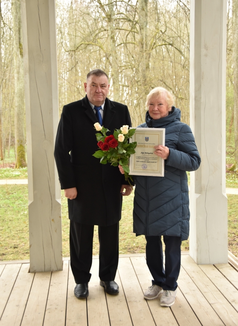 Senioru apbalvojumu pasniegšana