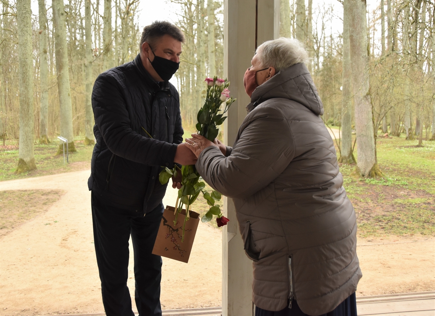 Senioru apbalvojumu pasniegšana