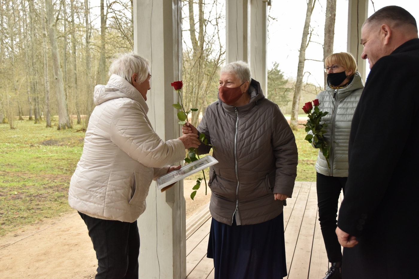 Senioru apbalvojumu pasniegšana