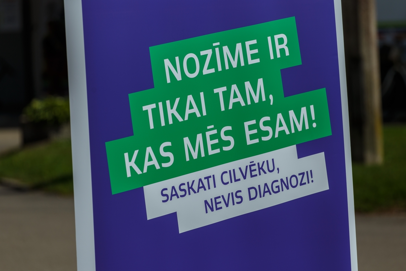 Kampaņa "Cilvēks, nevis diagnoze" Zemgalē sākas ar kopīgu sadziedāšanos Kalnciemā