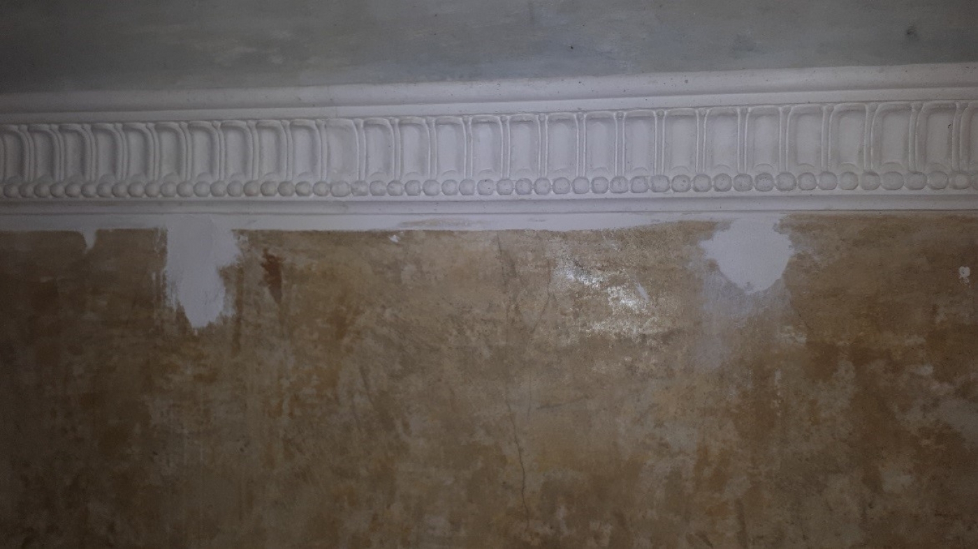Lielplatones muižas pilī noslēgušies centrālās kāpņu telpas griestu un sienu apdares restaurācijas darbi