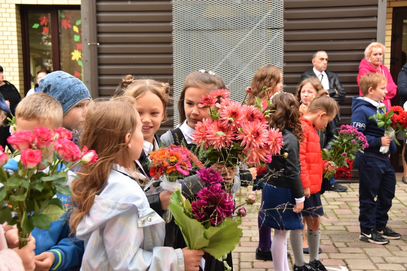 Jelgavas novada izglītības iestādēs, kas kopumā jaunizveidotajā novadā ir 29, šodien skolēni atzīmēja 1. septembri.   Lai visiem izdevies, veselīgs un veiksmes piepildīts mācību gads!