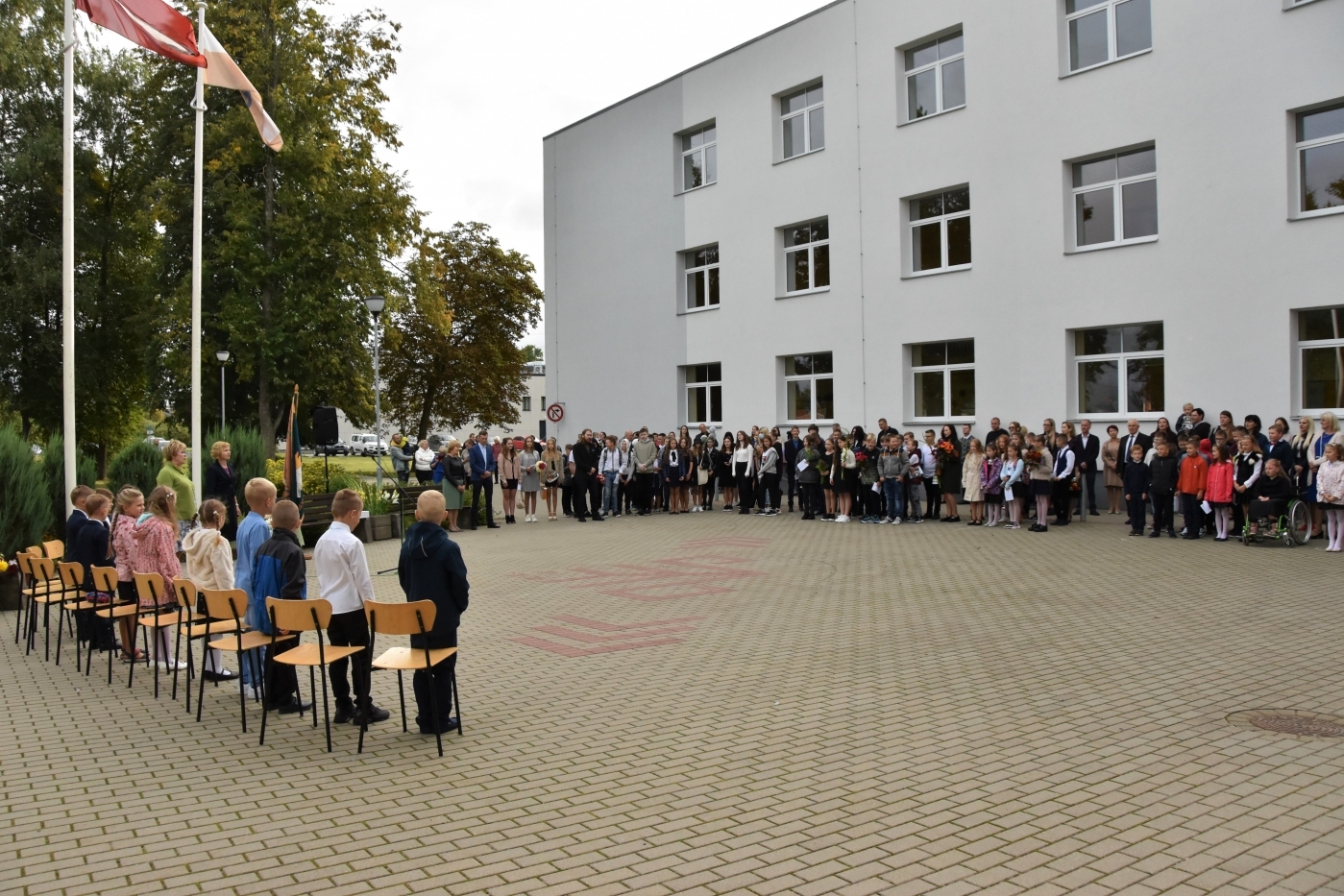 Jelgavas novada izglītības iestādēs, kas kopumā jaunizveidotajā novadā ir 29, šodien skolēni atzīmēja 1. septembri.   Lai visiem izdevies, veselīgs un veiksmes piepildīts mācību gads!