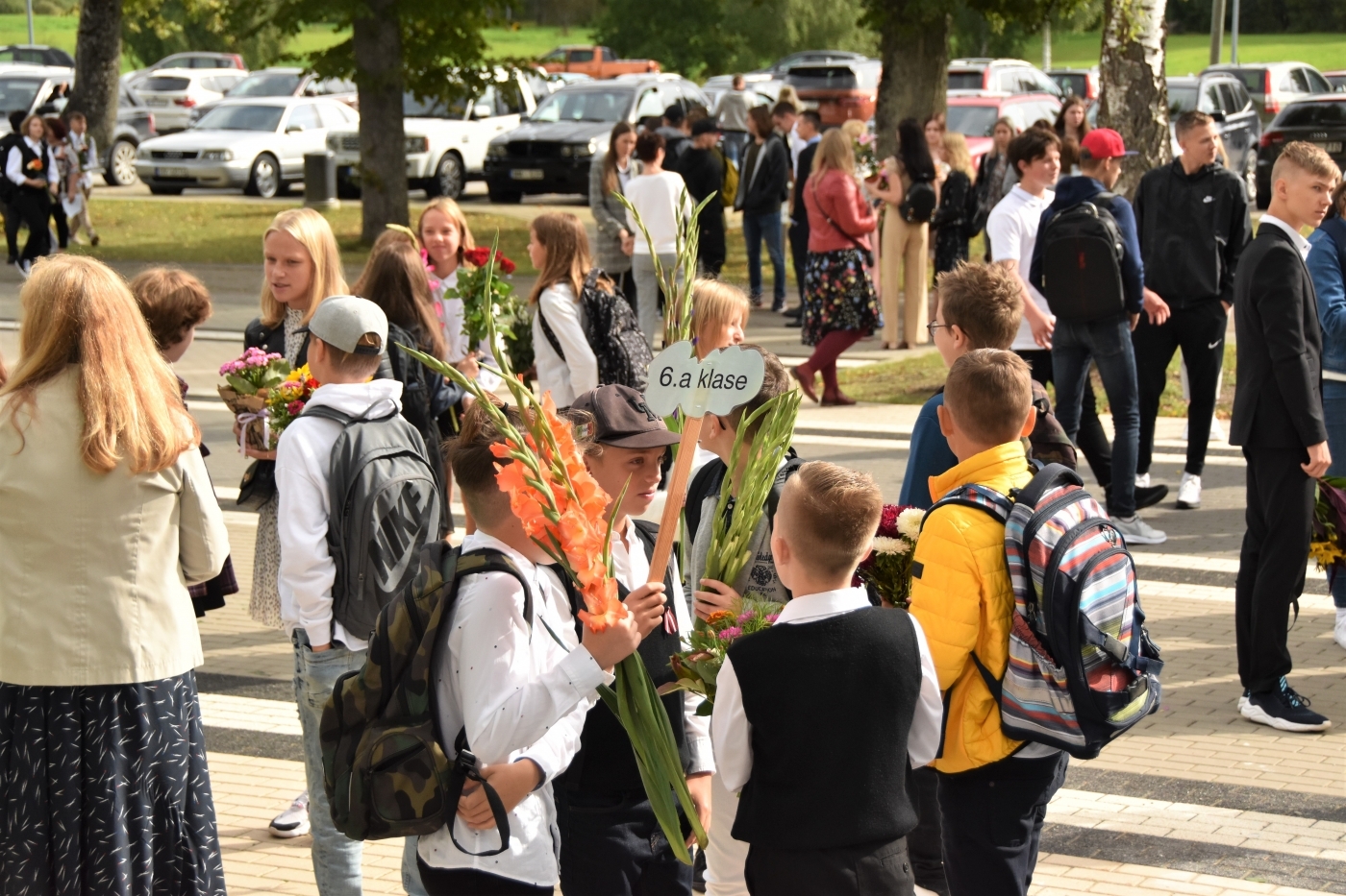 Jelgavas novada izglītības iestādēs, kas kopumā jaunizveidotajā novadā ir 29, šodien skolēni atzīmēja 1. septembri.   Lai visiem izdevies, veselīgs un veiksmes piepildīts mācību gads!