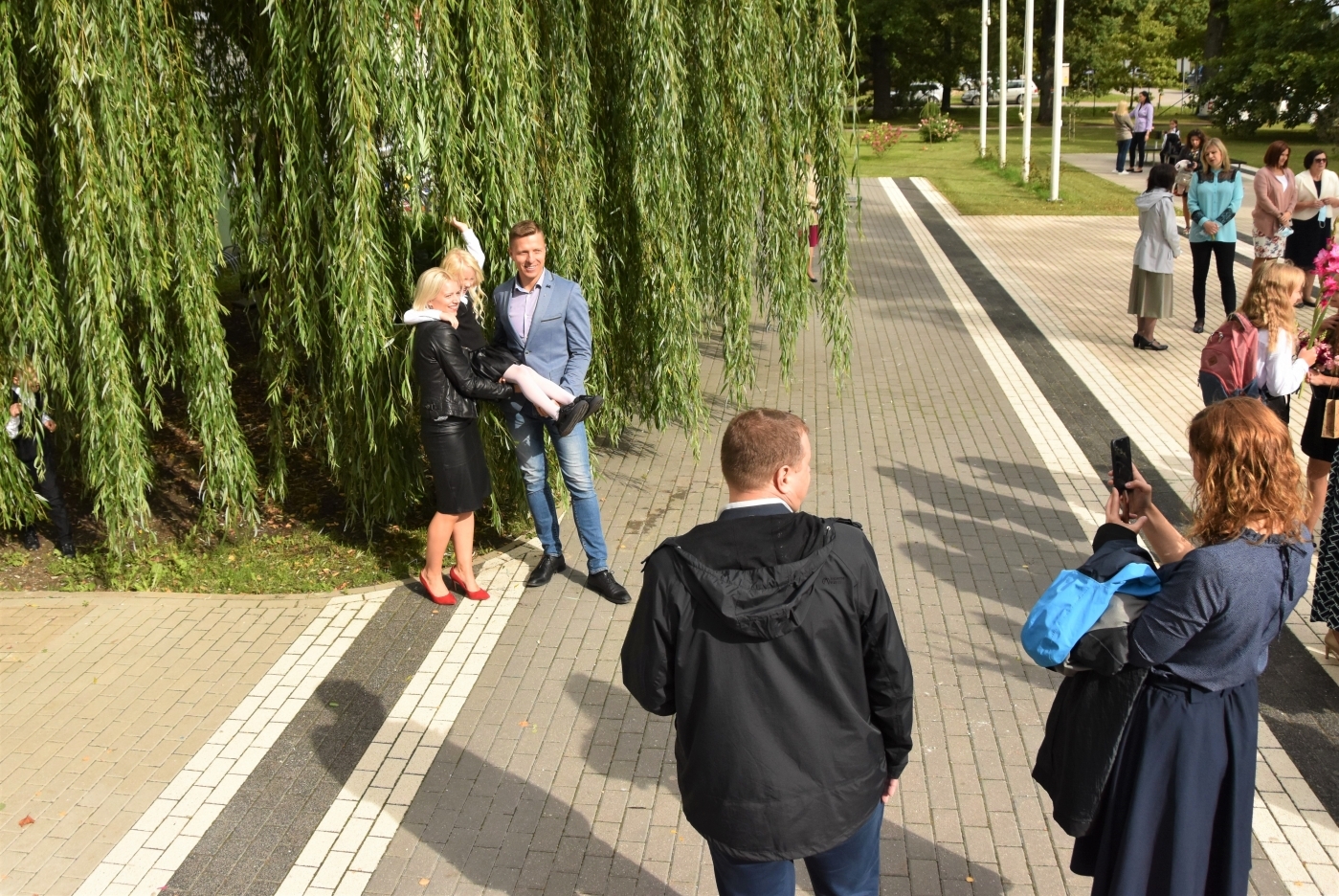 Jelgavas novada izglītības iestādēs, kas kopumā jaunizveidotajā novadā ir 29, šodien skolēni atzīmēja 1. septembri.   Lai visiem izdevies, veselīgs un veiksmes piepildīts mācību gads!