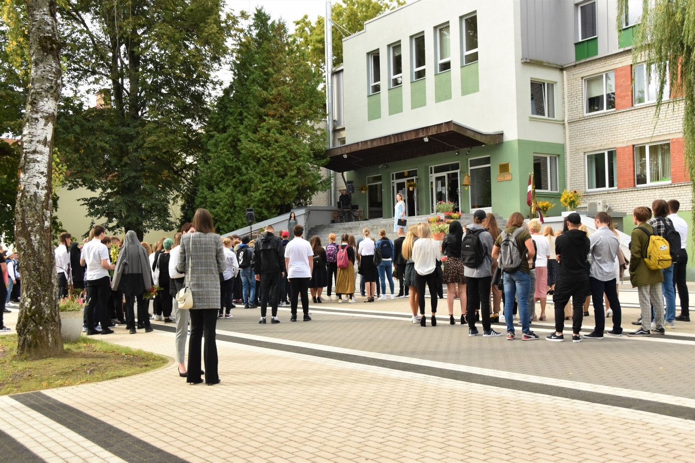 Jelgavas novada izglītības iestādēs, kas kopumā jaunizveidotajā novadā ir 29, šodien skolēni atzīmēja 1. septembri.   Lai visiem izdevies, veselīgs un veiksmes piepildīts mācību gads!