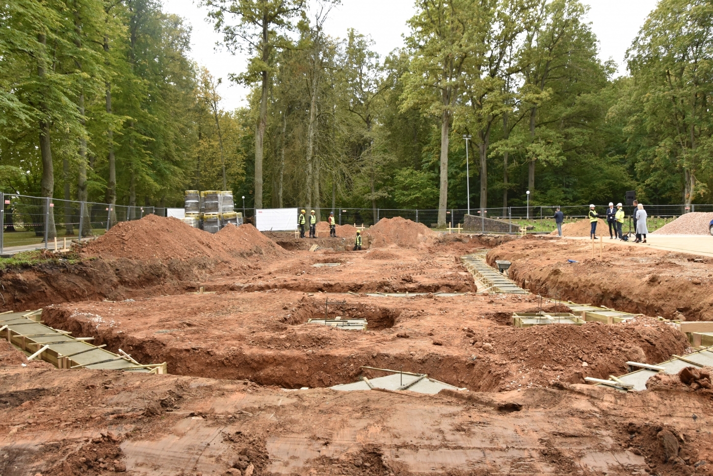 Topošajai Elejas izstāžu jaunbūvei iemūrēta kapsula ar vēstījumu nākamajām paaudzēm