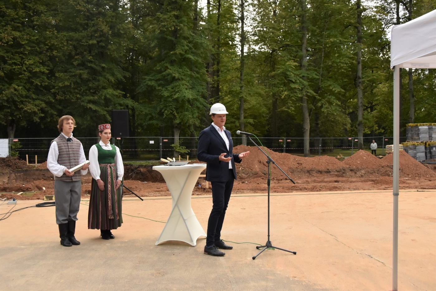 Topošajai Elejas izstāžu jaunbūvei iemūrēta kapsula ar vēstījumu nākamajām paaudzēm