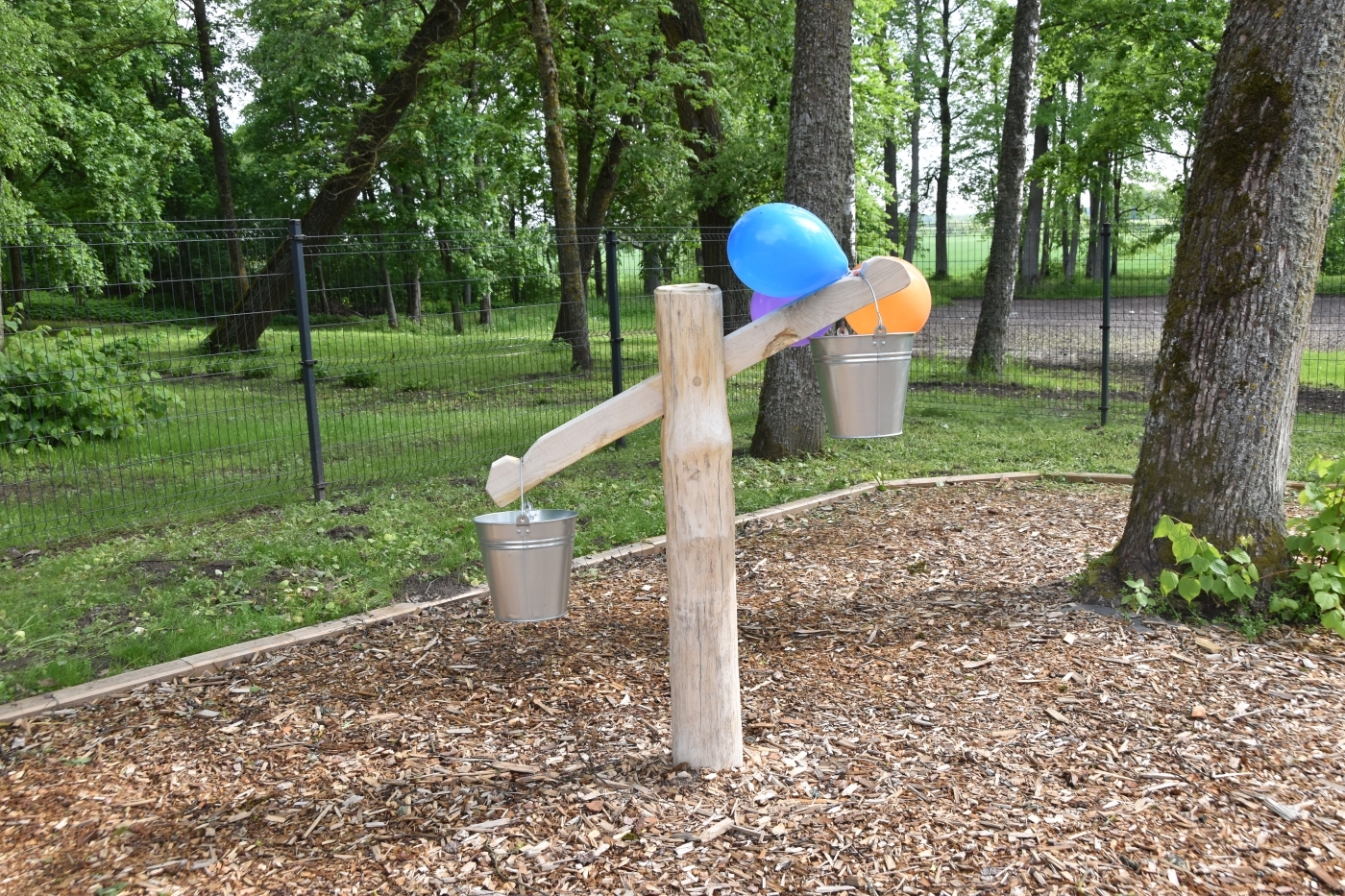 Atklāj pirmsskolas grupu rotaļu laukumu Staļģenes vidusskolas teritorijā