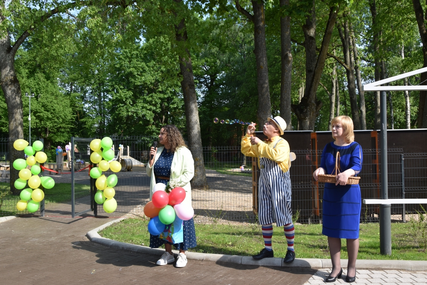 Atklāj pirmsskolas grupu rotaļu laukumu Staļģenes vidusskolas teritorijā