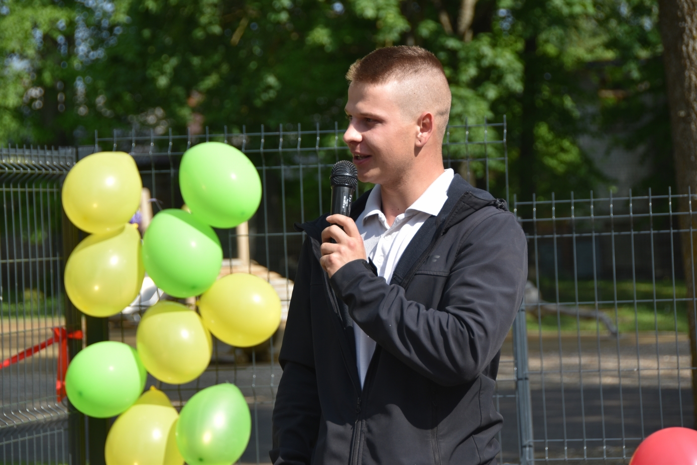 Atklāj pirmsskolas grupu rotaļu laukumu Staļģenes vidusskolas teritorijā