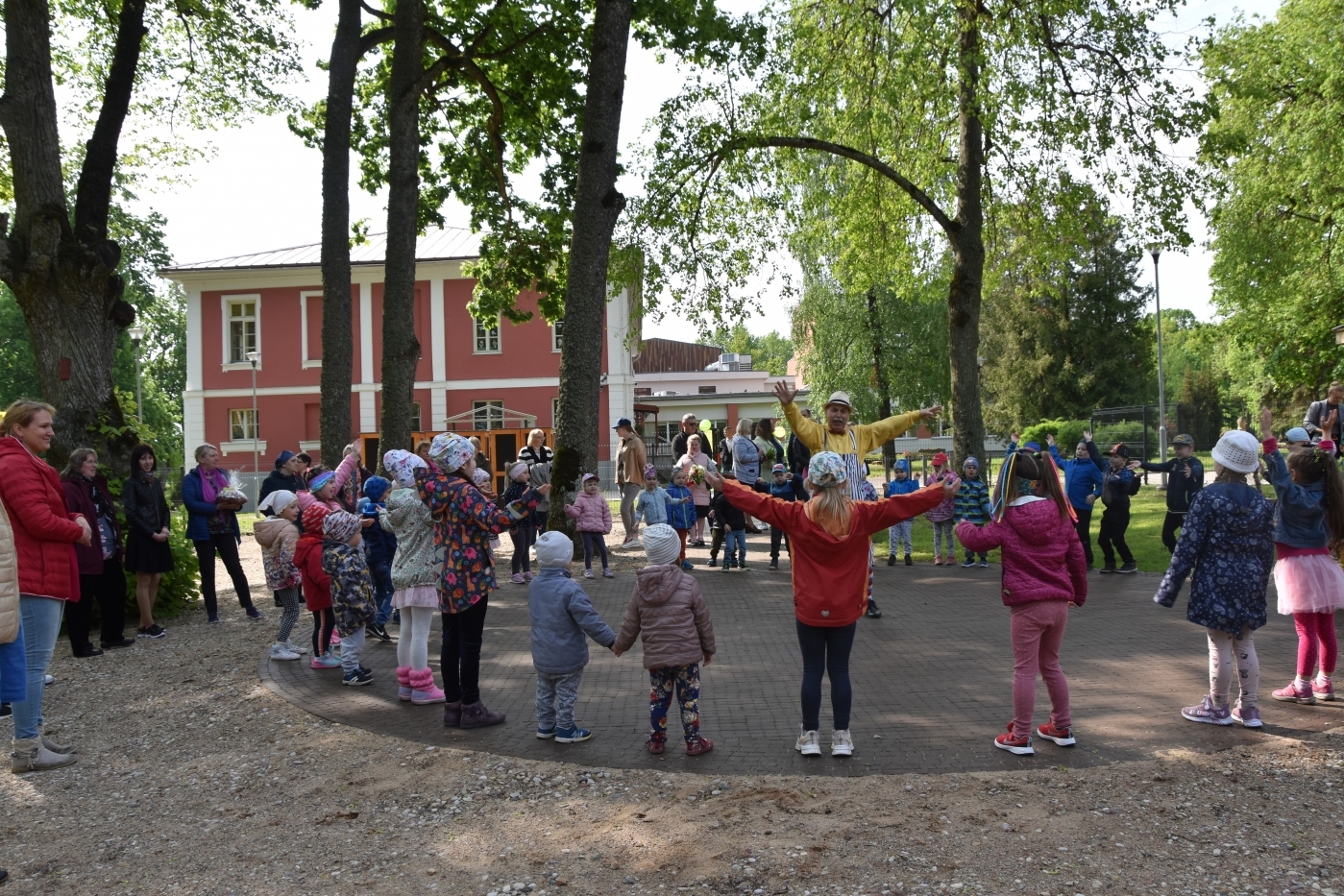 Atklāj pirmsskolas grupu rotaļu laukumu Staļģenes vidusskolas teritorijā