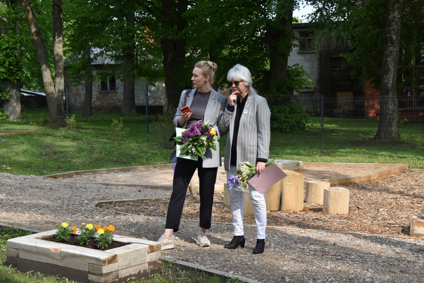 Atklāj pirmsskolas grupu rotaļu laukumu Staļģenes vidusskolas teritorijā