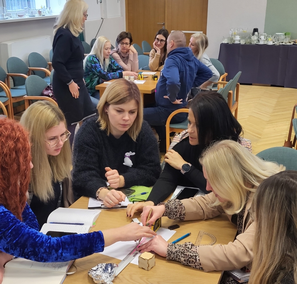 Jelgavas novada pašvaldības skolu pedagogi kopā ar kolēģiem no Jelgavas Valsts ģimnāzijas apgūst zināšanas par STEAM