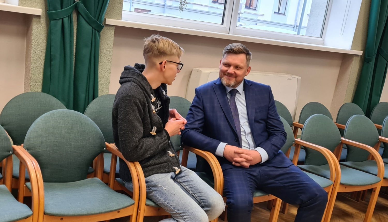 Novada jauniešu tikšanās ar deputātiem pasākumā “Kafija ar politiķiem”