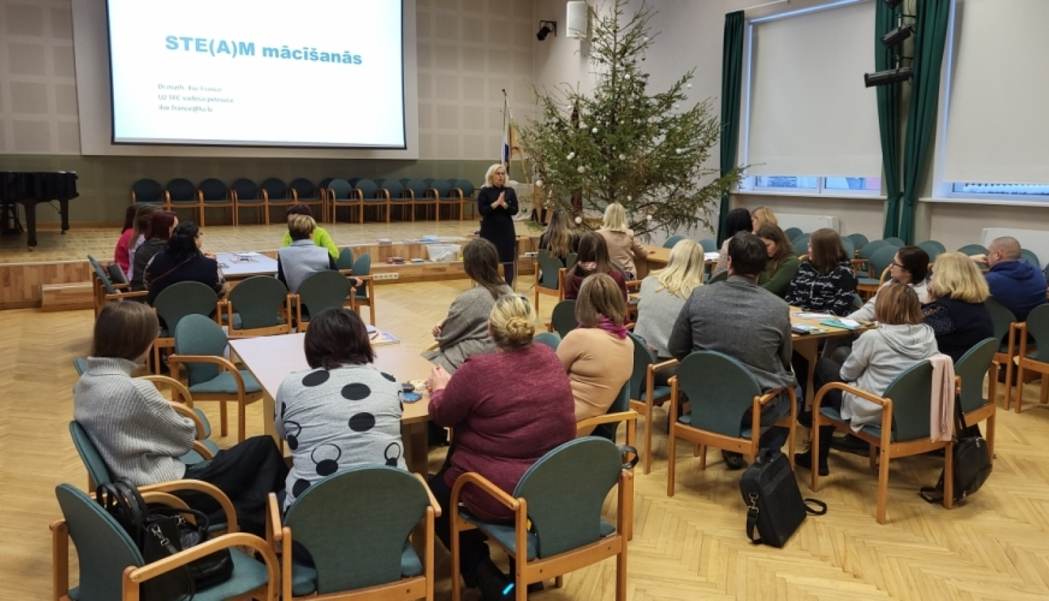 Jelgavas novada pašvaldības skolu pedagogi kopā ar kolēģiem no Jelgavas Valsts ģimnāzijas apgūst zināšanas par STEAM