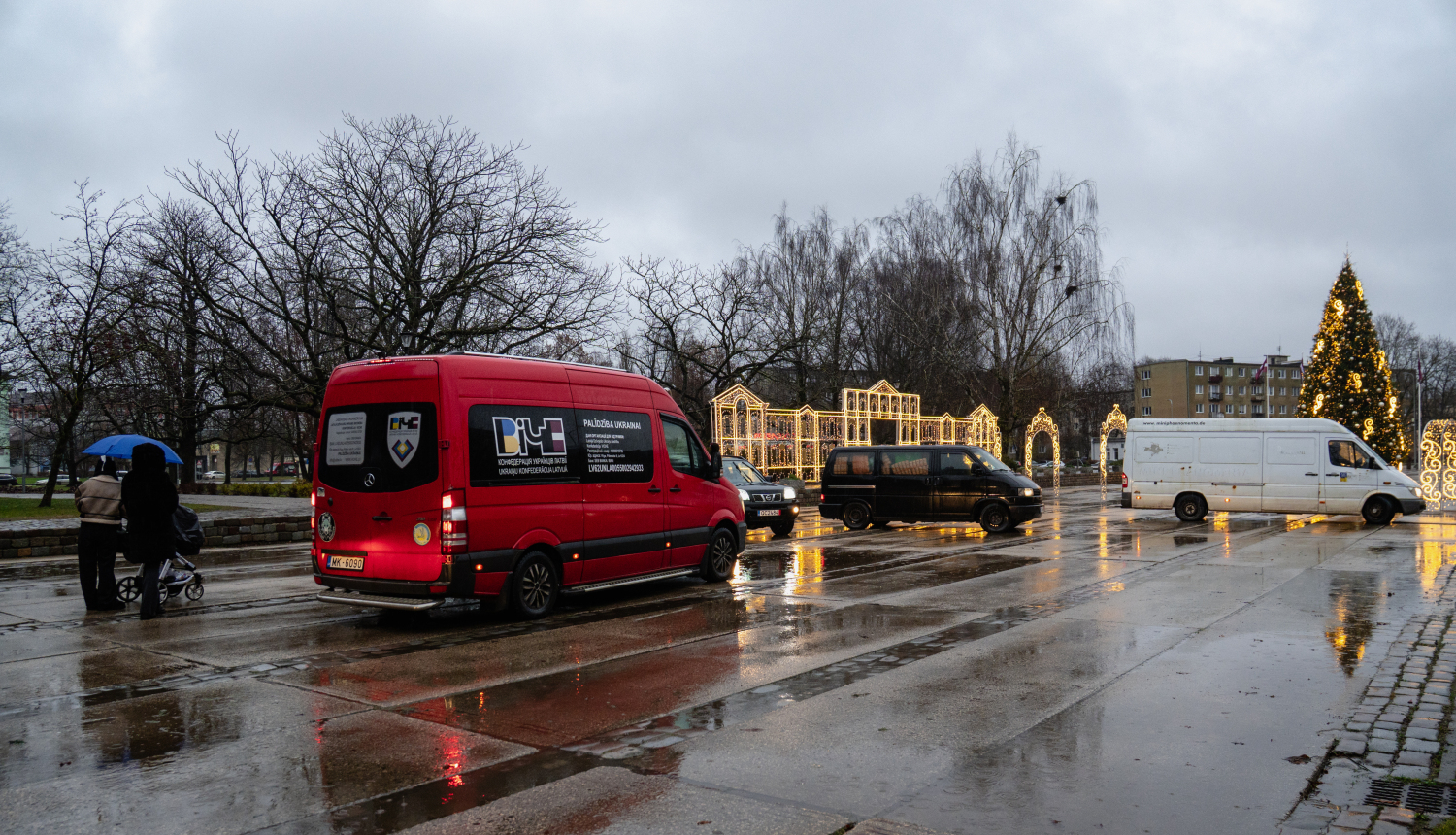  Uz Ukrainu devies palīdzības konvojs ar ziedojumiem