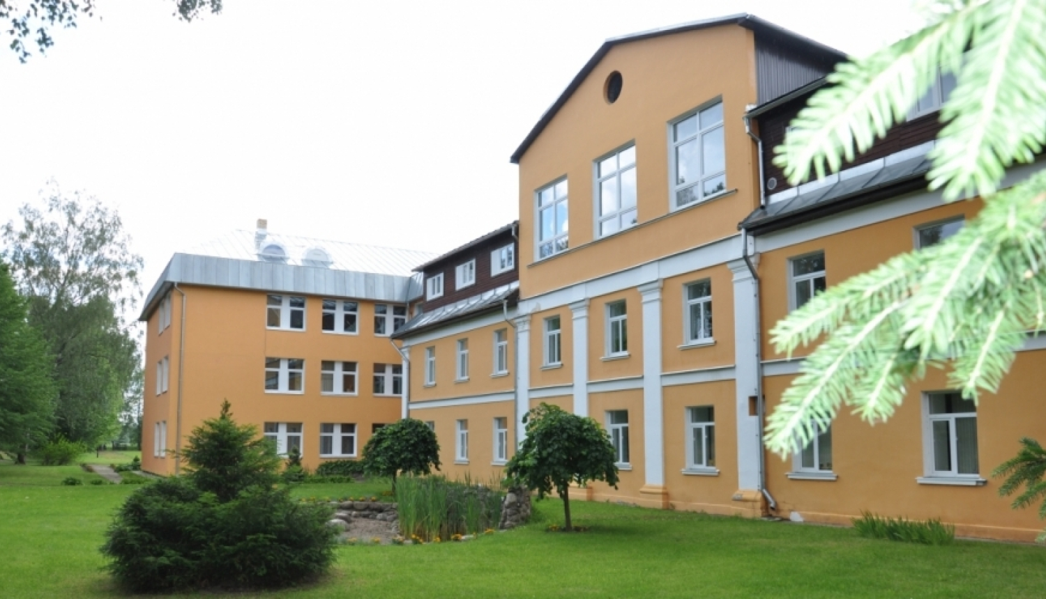 Lielplatones pamatskolas – atbalsta centram sporta laukumā labiekārtos skrejceļu