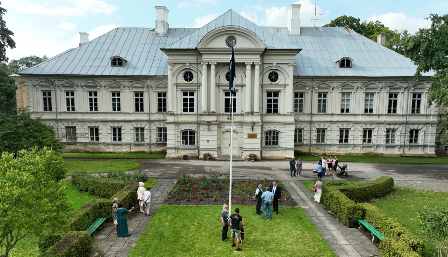 Paceļ Zemgales karogu