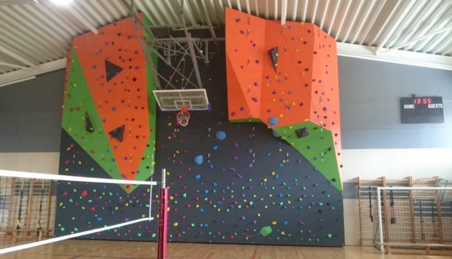 Uzstādīta kāpšanas siena Kalnciema vidusskolas sporta hallē