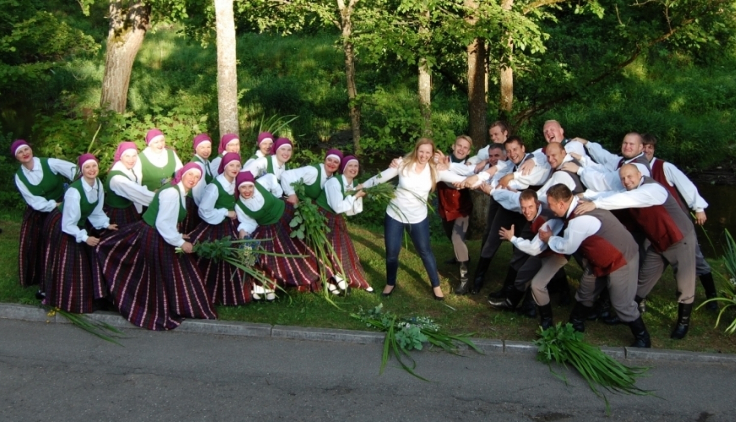 Jaunsvirlaukas pagasta vidējās paaudzes deju kolektīvs "Svirlauka"
