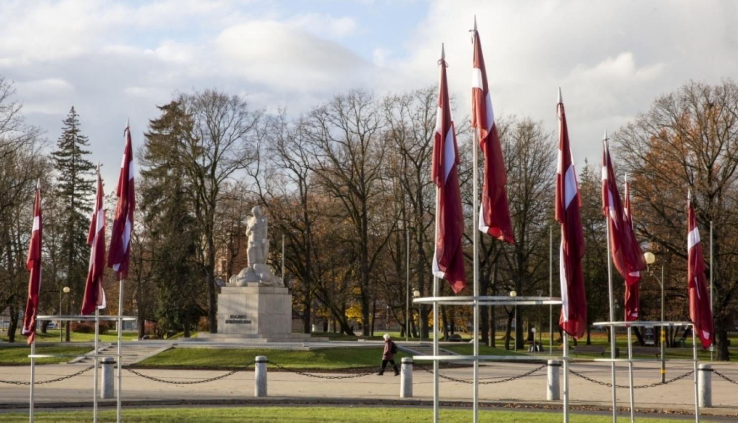 Piemineklis un karogi