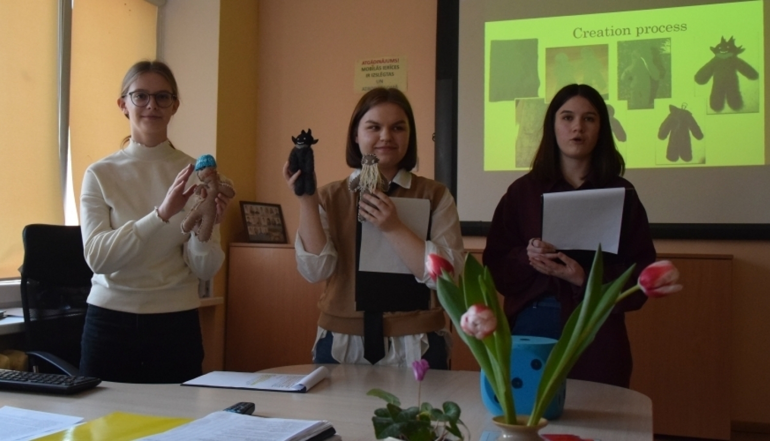 Staļģenes vidusskolas skolēni prezentē savus projektu darbus