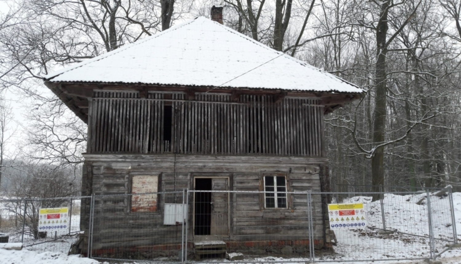 Uzsākti restaurācijas darbi Lielplatones muižas vešūzim