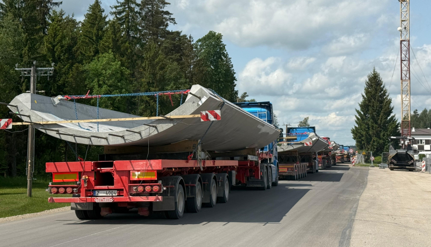 Sākta vēja turbīnu torņu dzelzsbetona daļu transportēšana uz Kaigu purvu
