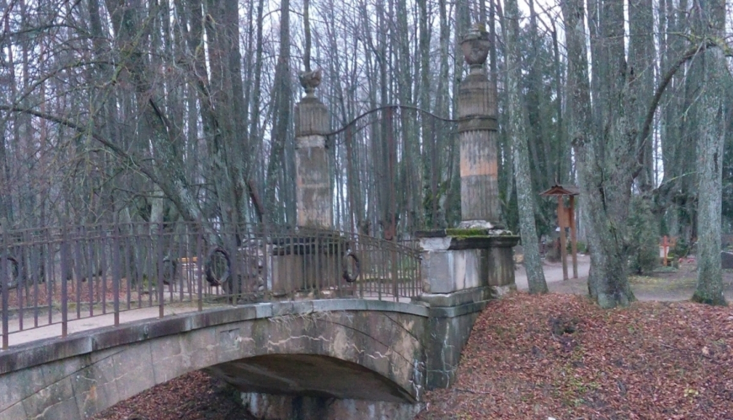 Izstrādās būvprojektu Elejas parka kapsētas vārtu un ieejas tiltiņa restaurācijai