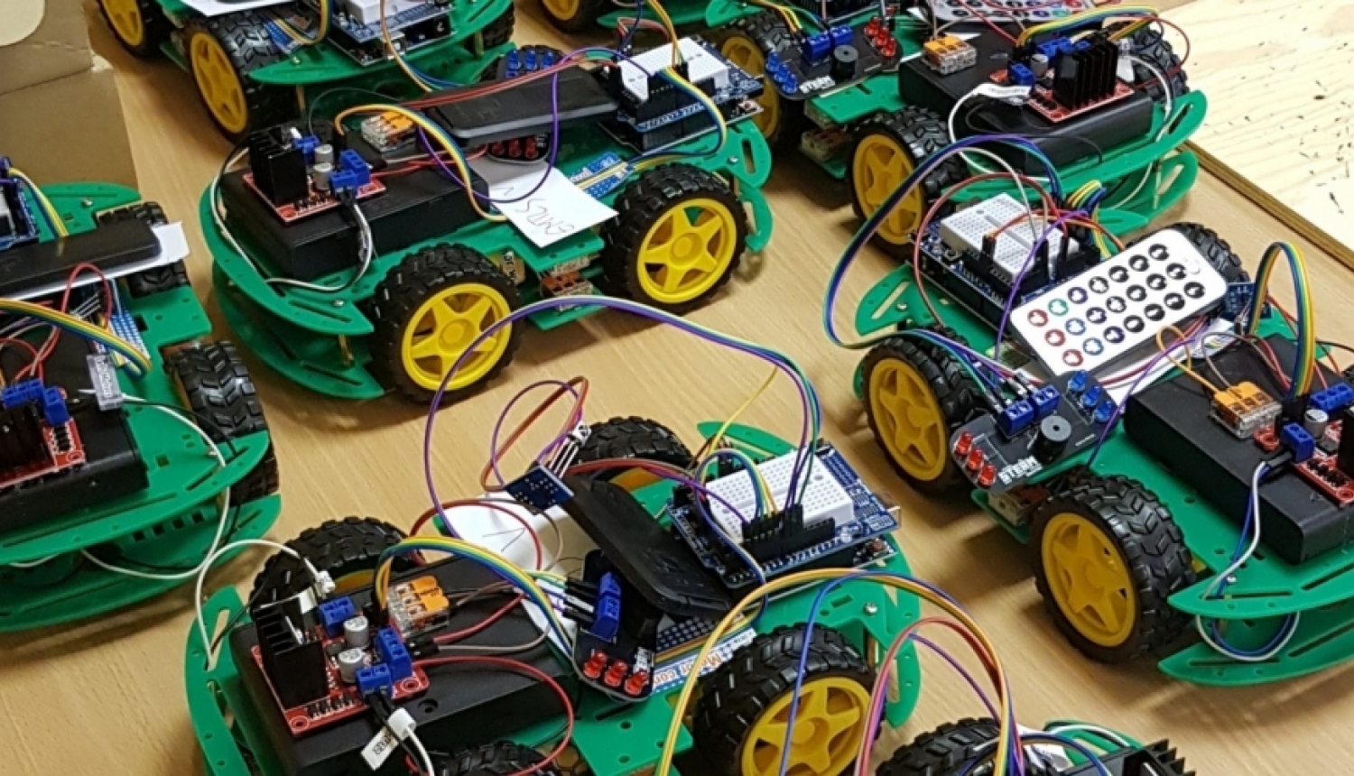 Izglītojamo individuālo kompetenču attīstības projektā Jelgavas novada skolās norisinājās pasākums “Uzbūvē savu robotu”